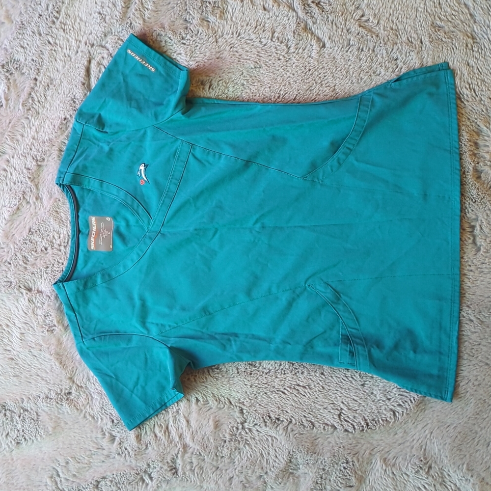 Sketchers size S. 3 pocket scrub top